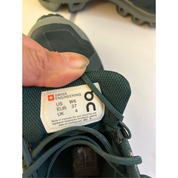 On Cloud waterproof Swiss engineered size 6 green - Picture 8 of 8